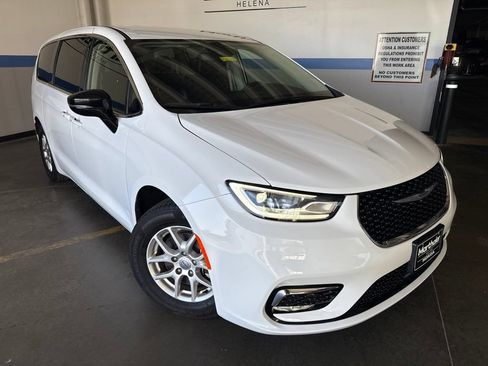 Used 2024 Chrysler Pacifica Touring-L FWD image 3