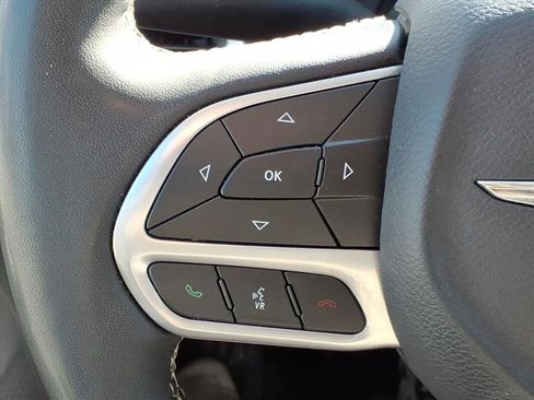 Used 2024 Chrysler Pacifica Touring-L image 12