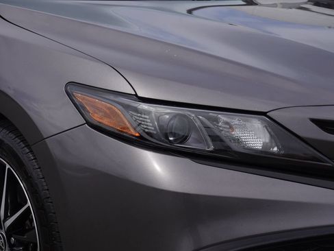 Used 2022 Toyota Camry SE w/ Cold Weather Package FWD image 11