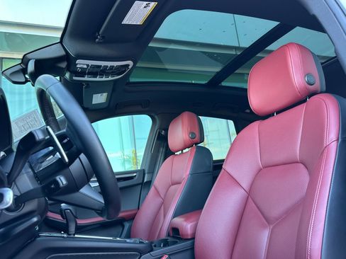 Used 2023 Porsche Macan image 5