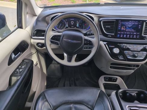 Used 2018 Chrysler Pacifica Limited w/ Advanced Safetytec Group FWD image 16