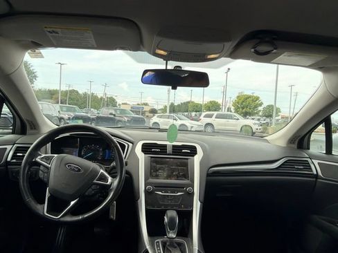 Used 2014 Ford Fusion SE FWD image 12