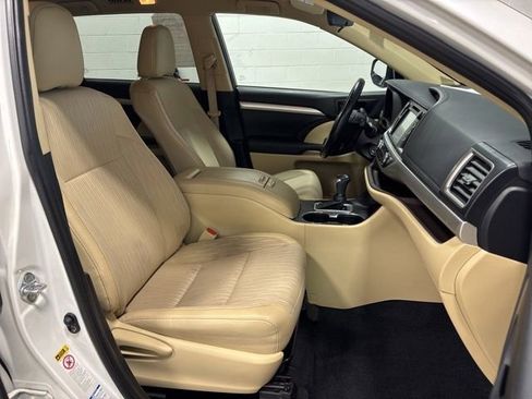 Used 2019 Toyota Highlander Plus AWD/4WD image 12