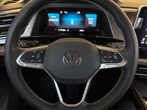 Used 2024 Volkswagen Atlas Cross Sport SE w/ Panoramic Sunroof Package FWD image 17