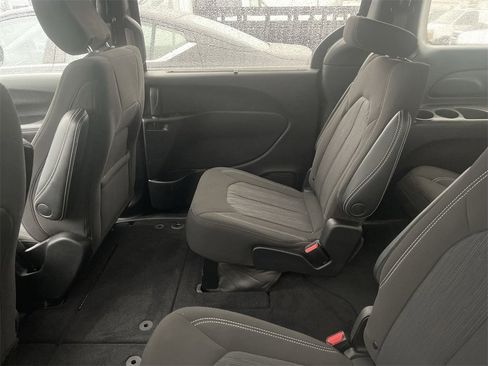 Used 2022 Chrysler Pacifica Touring image 4