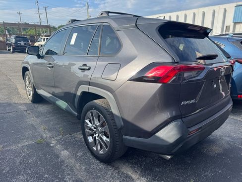 Used 2019 Toyota RAV4 XLE Premium FWD image 4