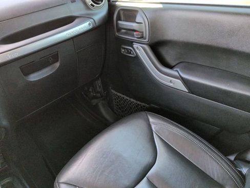 Used 2017 Jeep Wrangler Unlimited Rubicon w/ Cold Weather Group image 17