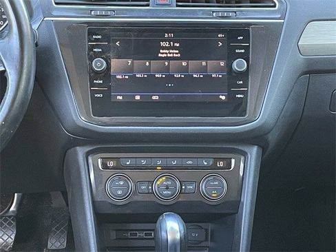 Used 2018 Volkswagen Tiguan SE image 17