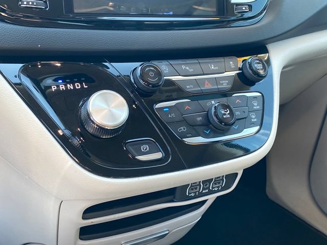 Used 2024 Chrysler Pacifica Touring-L FWD image 12