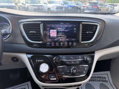 Used 2018 Chrysler Pacifica Touring-L Plus FWD image 13