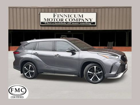Used 2022 Toyota Highlander XSE FWD image 1