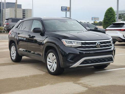 Used 2020 Volkswagen Atlas Cross Sport SE w/ Panoramic Sunroof Package FWD image 3