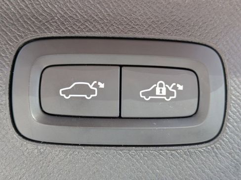 Used 2022 Volvo XC90 T5 Momentum w/ Protection Package Premier image 15