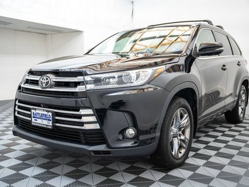 Used 2017 Toyota Highlander Limited Platinum AWD/4WD image 3