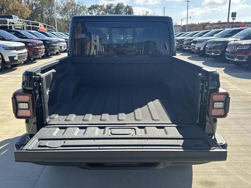 Used 2025 Jeep Gladiator Sport image 7
