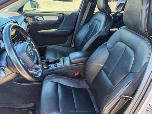 Used 2021 Volvo XC40 T5 Momentum image 16