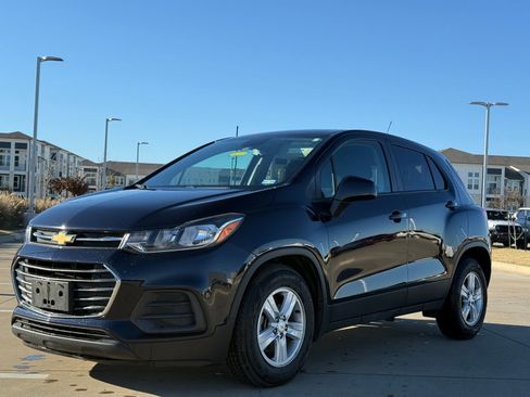 Certified 2022 Chevrolet Trax LS w/ Tint and Cruise Package image 3