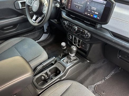 Used 2024 Jeep Wrangler Sahara image 13