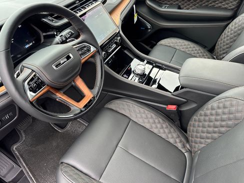 New 2025 Jeep Grand Cherokee Summit image 12