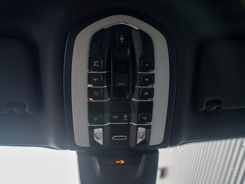 Certified 2025 Porsche Macan AWD/4WD image 11