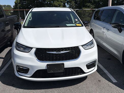 Used 2024 Chrysler Pacifica Touring-L FWD image 2