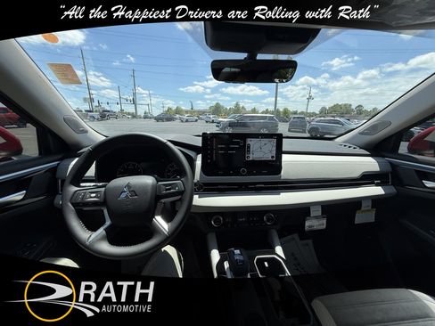 New 2025 Mitsubishi Outlander SE image 15