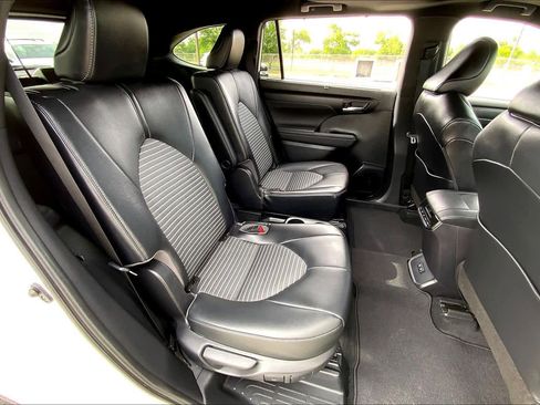 Used 2021 Toyota Highlander XSE FWD image 19