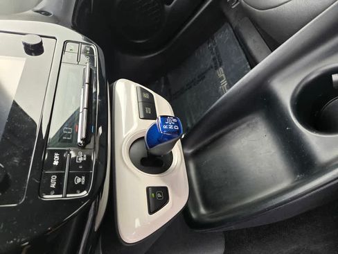Used 2017 Toyota Prius Two w/ Prius Two Safety Plus Package FWD image 13