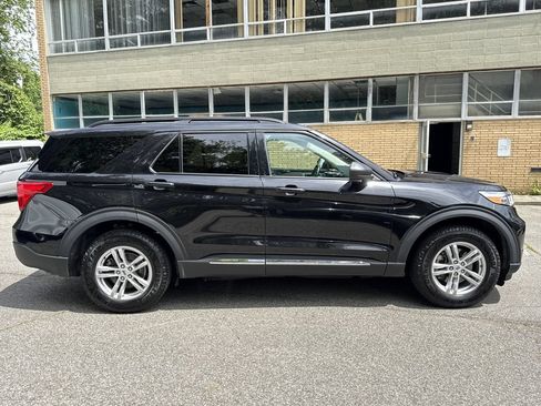 Used 2023 Ford Explorer XLT AWD/4WD image 3
