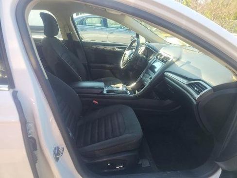 Used 2018 Ford Fusion SE w/ Fusion SE Technology Package image 9