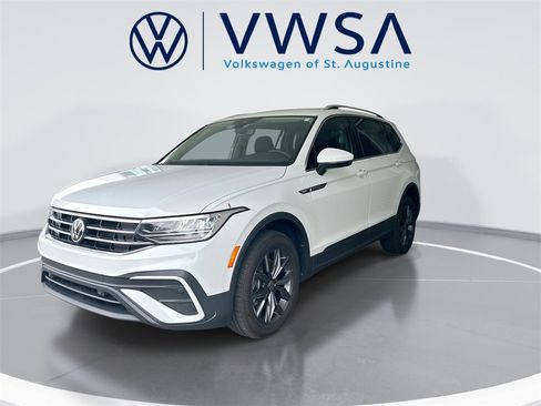 Certified 2022 Volkswagen Tiguan SE image 3
