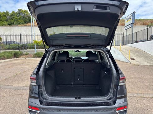 Used 2025 Volkswagen Taos SE FWD image 32