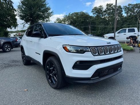 Used 2024 Jeep Compass Latitude w/ Convenience Group AWD/4WD image 7