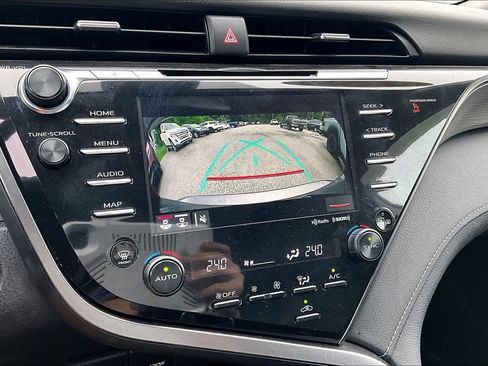 Used 2020 Toyota Camry SE FWD image 14