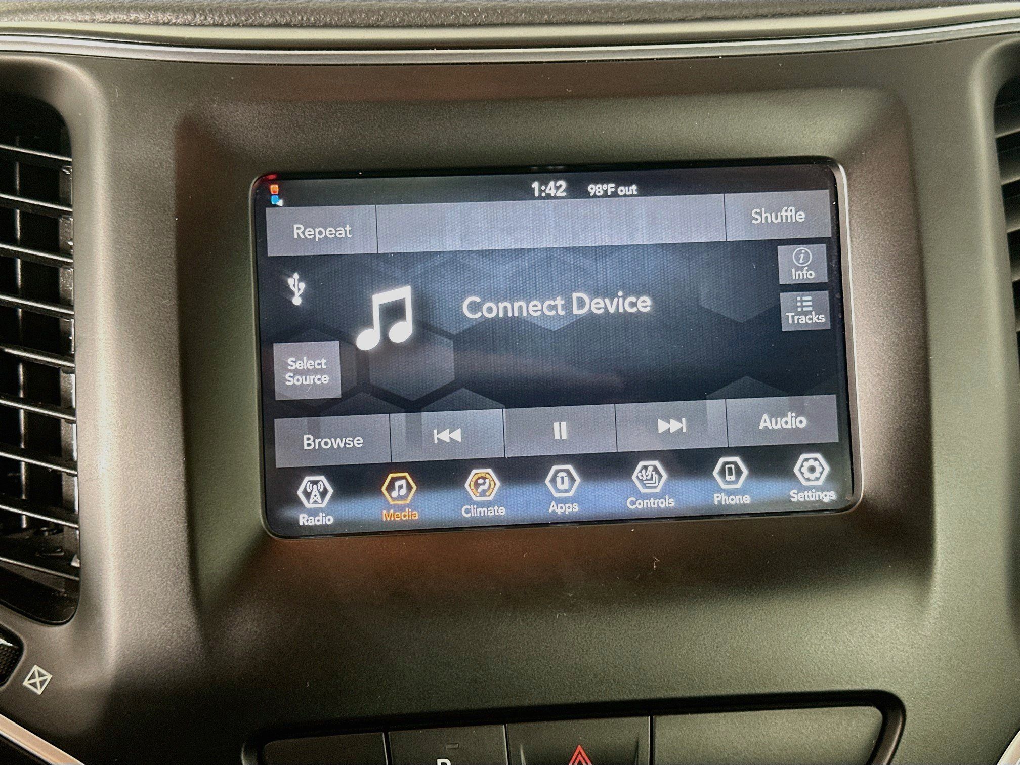 Used 2019 Jeep Cherokee Latitude Plus w/ Cold Weather Group AWD/4WD image 21