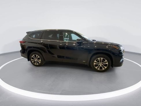 Used 2022 Toyota Highlander XLE AWD/4WD image 9