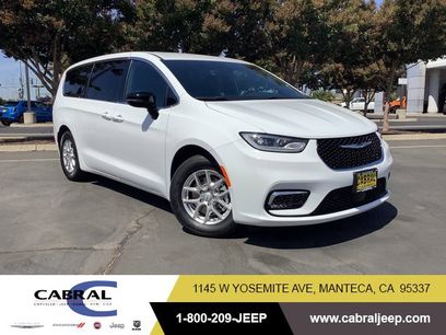 New 2025 Chrysler Pacifica Select