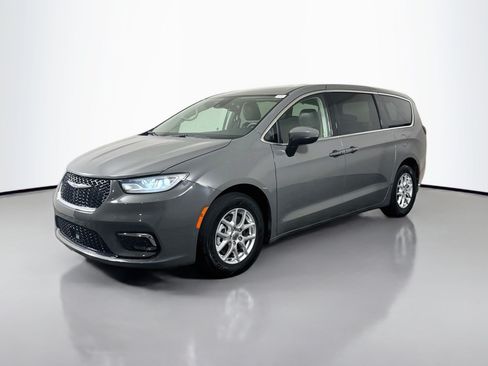 Used 2023 Chrysler Pacifica Touring-L FWD image 4