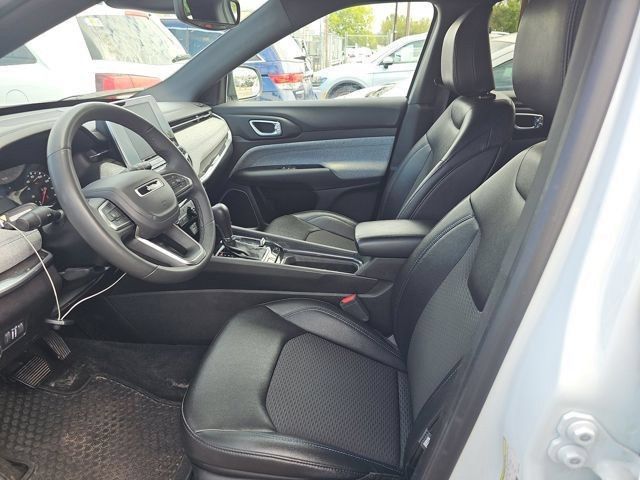 Used 2025 Jeep Compass Latitude w/ Sun & Sound Group AWD/4WD image 8