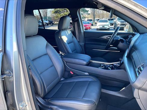Used 2025 Chevrolet Traverse LT image 11