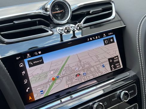 Used 2025 Bentley Bentayga AWD/4WD image 33