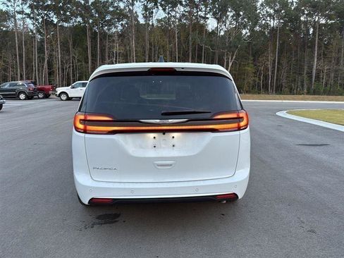 New 2026 Chrysler Pacifica Select image 9