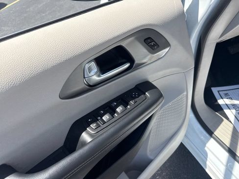 Used 2023 Chrysler Pacifica Touring-L FWD image 25