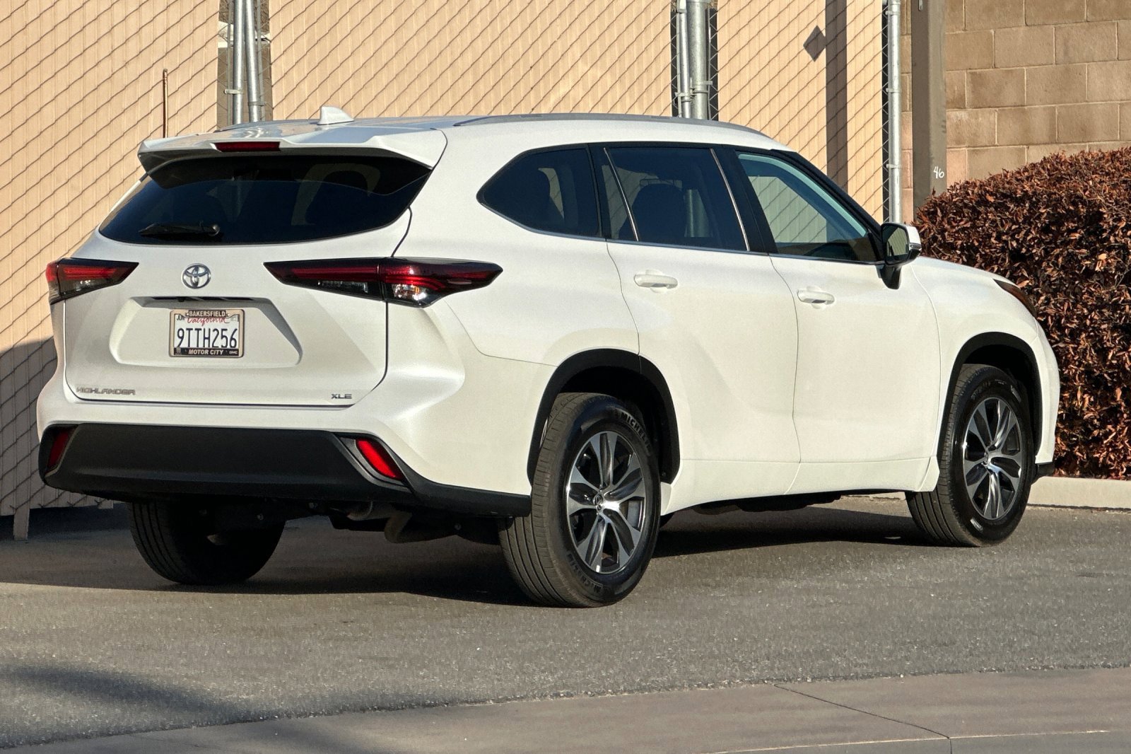 Used 2025 Toyota Highlander XLE FWD image 4