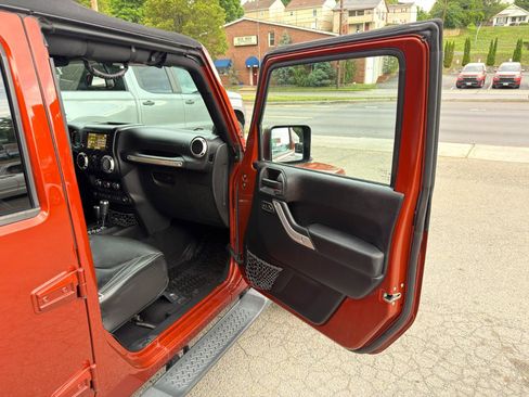 Used 2014 Jeep Wrangler Unlimited Sahara w/ Connectivity Group AWD/4WD image 14