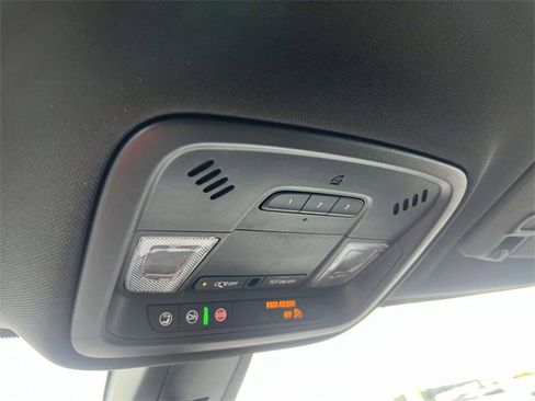 Used 2023 Chevrolet Traverse LT image 34