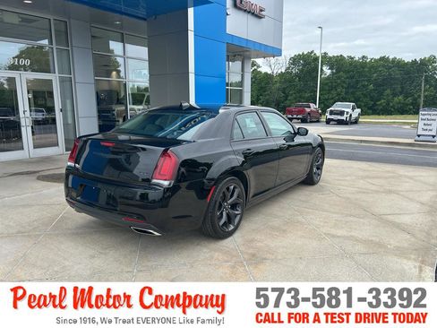Used 2021 Chrysler 300 Touring w/ Sport Appearance Package RWD image 4