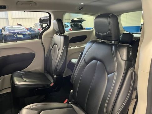 Used 2024 Chrysler Pacifica Touring-L FWD image 17