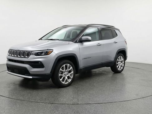 Used 2025 Jeep Compass Limited image 3