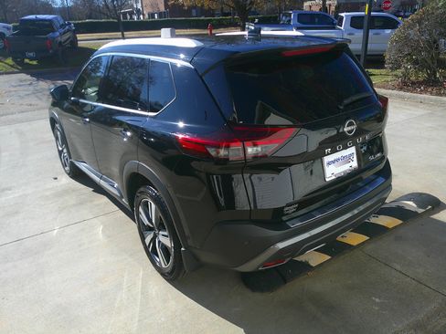 Used 2023 Nissan Rogue SL w/ SL Premium Package image 10